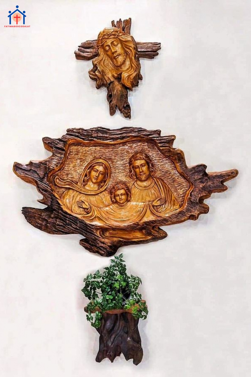 Tranh thánh gia sơn giả gỗ.