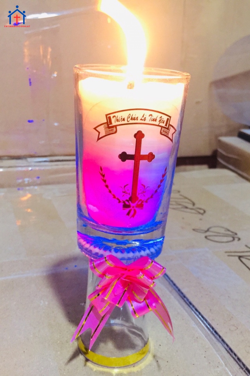 Nến đổi màu khi đốt