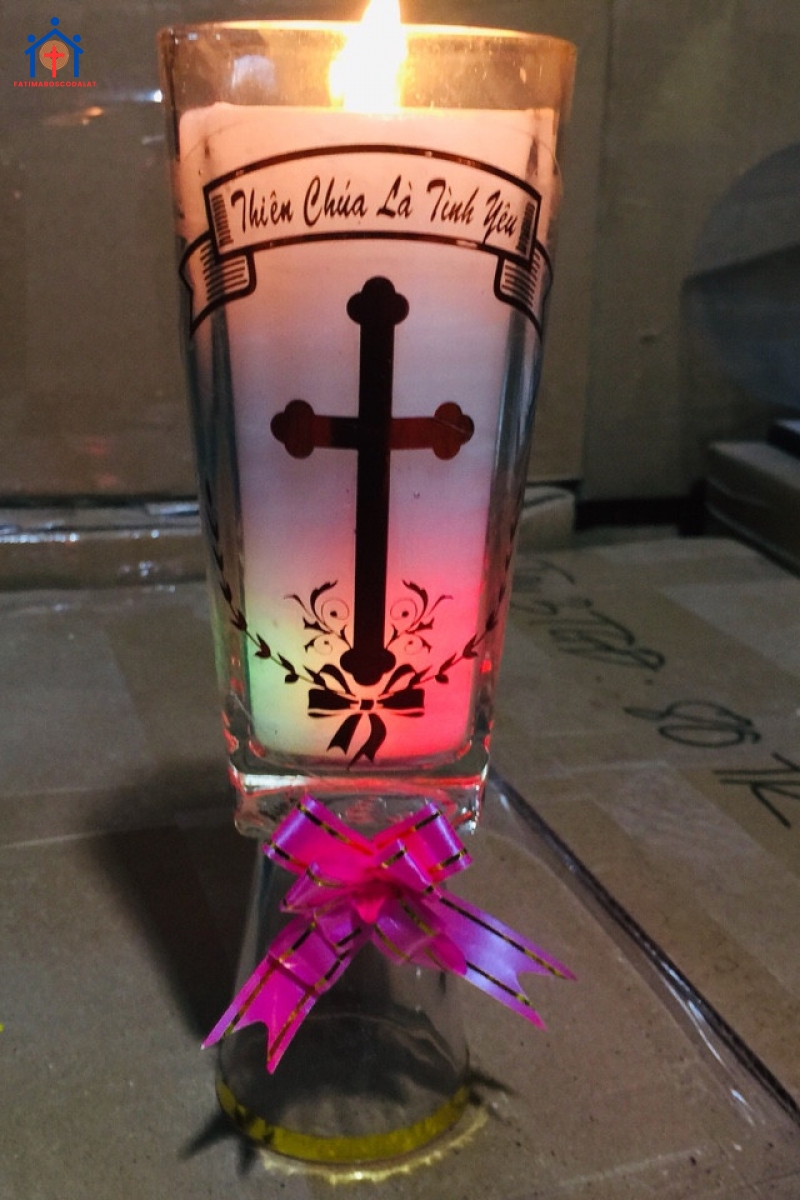 Nến đổi màu khi đốt